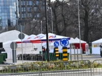 U ĆACILENDU POSTAVLJAJU SUNCOBRANE SA LOGOM AV: Priprema za Vučićev dolazak večeras ili dio Božićnog sela?