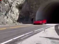 FERRARI JE VELIKOM BRZINOM IZLETIO IZ TUNELA A ONDA...: Pojavio se snimak nesreće u kojoj je poginuo Vince Zampella (VIDEO)