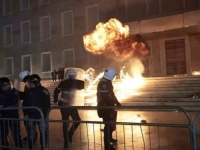 HAOS U BALKANSKOJ PRIJESTOLNICI: Policija napravila kordon, demonstranti odgovorili MOLOTOVLJEVIM KOKTELIMA (FOTO, VIDEO)