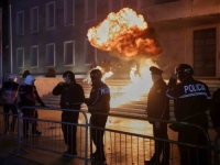 HAOS U BALKANSKOJ PRIJESTOLNICI: Policija napravila kordon, demonstranti odgovorili MOLOTOVLJEVIM KOKTELIMA (FOTO, VIDEO)