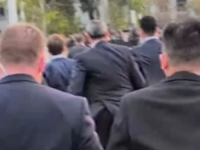 MACRON TRČI, POLICAJCI GA JURE: Haos tokom državne posjete predsjednika Francuske; Neočekivano se odvojio od obezbjeđenja