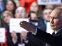 NA VELIKOM EKRANU IZA RUSKOG PREDSJEDNIKA POJAVILE SE BIZARNE PORUKE: 'Ovo je cirkus, pa bolje je na Papui Novoj Gvineji!'