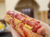 AKO SVAKI DAN POJEDETE SAMO JEDAN HOT-DOG...: Naučnici otkrili šta on radi vašem organizmu