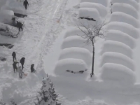 ITALIJU OKOVAO SNIJEG: Ljudi kopali lopatama da dođu do automobila