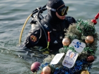 PRED NOVOGODIŠNJE PRAZNIKE: Postavljena jelka pod vodom