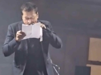 NEOBIČNA SITUACIJA NA KONCERTU: Trudnica na nastupu dala papir Pejoviću, poruka ga je IZNENADILA... (VIDEO)