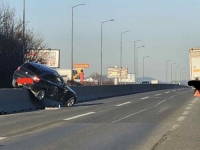 TEŽAK UDES U BiH: Auto završio na betonskoj ogradi (FOTO)