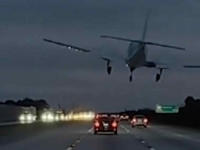 NADREALNE SCENE: Avion sletio na krov automobila! (VIDEO)