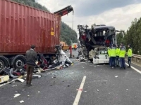 STRAVIČNO: Sedam poginulih i 11 povrijeđenih u sudaru autobusa i kamiona