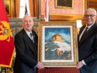 ANDREJ NIKOLAIDIS: Zašto Mandić svima poklanja one goblene sa motivom kapele