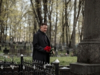 SAHRANIO DVIJE KĆERKE I SVAKE SUBOTE IM DOLAZIO NA GROB, A ONDA GA JE PROSJAKINJA ŠOKIRALA: 'One žive u mojoj ulici'