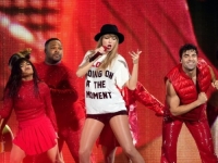 NAKON REKORDNE TURNEJE: Taylor Swift timu isplatila 197 miliona dolara bonusa! (VIDEO)