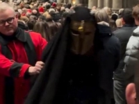 CIRKUS USRED POLNOĆKE: Ovo je muškarac koji je napravio pomutnju u čuvenoj njemačkoj katedrali (VIDEO)