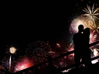 NOVOGODIŠNJA TRADICIJA: Ovo je pravi razlog zašto se ljudi ljube u ponoć na Staru godinu