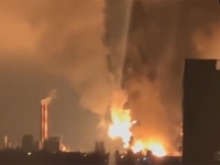 ZASTRAŠUJUĆE SNIMKE IZ RUSIJE: Ukrajinski jurišni dronovi pogodili naftno postrojenje, odjekuju eksplozije...