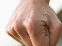 SIJEVALE SU PESNICE: Sugrađaninu slomili vilicu zbog saobraćajnog nesporazuma