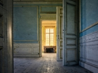 TOKOM RENOVIRANJA PRONAŠLI VREMENSKU KAPSULU IZ 1997: Kada su je otvorili ostali su bez teksta (FOTO)