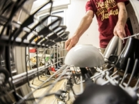 OVE STVARI NIKADA NEMOJTE STAVLJATI U MAŠINU ZA SUĐE: Greške vas mogu skupo koštati