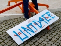 JOŠ JEDAN SKANDAL U SUSJEDSTVU: Ispisali nacistički simbol na tabli posvećenoj jevrejskom prazniku