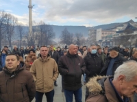 ODLUČILI DA PREUZMU STVAR U SVOJE RUKE: Građani izašli na ulice, pridružio im se i predsjednik opštine