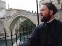 SNAŽNA PORUKA ĐAKONA RAJKOVIĆA: 'Nama u Trebinju ne smeta što Bošnjaci iz Sarajeva kupuju stanove ovdje' (VIDEO)