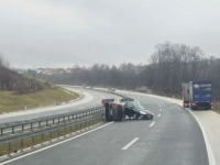 KAKO JE OVO MOGUĆE: Saobraćajna nesreća u BiH, pogledajte gdje je završilo ovo vozilo (VIDEO)