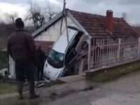 NEVJEROVATNO: Vozilom završio na krovu kuće i prošao sa lakšim povredama (VIDEO)