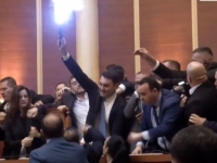 HAOS U TIRANI:Policija upala u skupštinu dok su letjele baklje! (VIDEO)