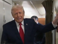 NEUGODNA SCENA U AVIONU: Trumpa udarila vrata toaleta (VIDEO)