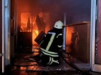 IZBIO VELIKI POŽAR U KISELJAKU: Čule se tri snažne eksplozije, vatrogasci na terenu (FOTO)