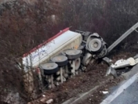 UŽAS NA BH. CESTAMA: U slijetanju teretnog vozila s ceste poginuo vozač, uviđaj u toku