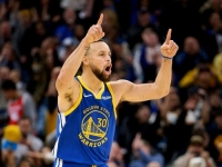 NJEGOV TIM U REZULTATSKOJ KRIZI, ALI ON BLISTA: Stepen Curry oborio rekord Michaela Jordana