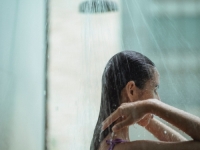 DERMATOLOZI UPOZORAVAJU I DIJELE SAVJETE: Navike tokom tuširanja koje vam svakodnevno uništavaju kožu