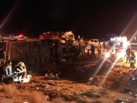 STRAVIČNA NESREĆA U IRANU: Prevrnuo se autobus, poginulo 13 osoba (FOTO)