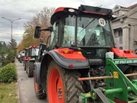 POLJOPRIVREDNICI IZAZVALI HAOS: Traktorima se uputili pred vladu