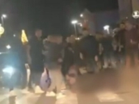 MASOVNA TUČA U UGOSTITELJSKOM OBJEKTU: Posmatrači sve snimali, prava drama odvijala se ispred (VIDEO)