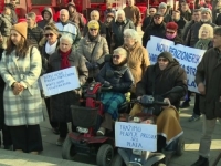 PENZIONERI NA ULICAMA TUZLE: 'Znamo da ima para, moraju se vršiti reforme'