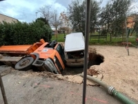 NEVJEROVATAN INCIDENT U SUSJEDSTVU: Pogledajte kako su kamion i vozilo propali u veliku septičku jamu! (FOTO)