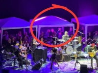 RAMBO AMADEUS SE NA ORIGINALAN NAČIN OBRAČUNAO SA SIMBOLOM PODRŠKE ALEKSANDRU VUČIĆU: Na binu postavio šatore za 'Muzičare koji žele da sviraju'