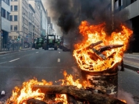 HAOS U BRISELU: Evropska četvrt u plamenu, policija vodenim topovima ide na demonstrante! (VIDEO)