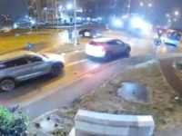 OVAKO NEŠTO SIGUNRNO NISTE VIDJELI: Vozač dobio napad zbog dijabetesa i 'preletio' dva automobila u kružnom toku (VIDEO)