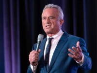 ZAISTA IMPRESIVNO: Ministar zdravstva SAD-a u sedamdeset i prvoj godini života uradio je dvadeset zgibova u jednoj seriji (VIDEO)