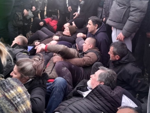 OPSADNO STANJE U SUSJEDSTVU BiH: Poslani kordoni policije, uhapšeni građani, ali i predsjednik opštine