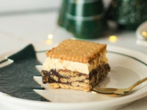 KAD VAM SE GOSTI IZNENADA NAJVE: Napravite ovaj brzi, kremasti kolač bez pečenja - sa samo 10 minuta (VIDEO)