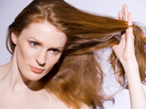 U ČEMU JE TRIK:  'Sendvič pranje' tajna blistave kose