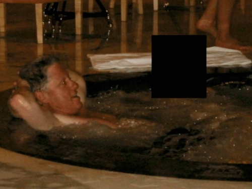 SVIJET GORI, EPSTEINOVI DOKUMENTI IZLAZE NA VIDJELO: Clinton u kadi sa golim ženama, u društvu seksualnog predatora i SLAVNI MUZIČARI (FOTO)