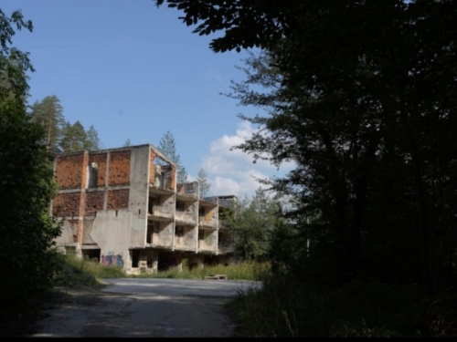 U KAMENICI BILI ZATOČENI CIVILI, MUŠKARCI I ŽENE: Logoraši obilježavaju godišnjicu zatvaranja mjesta zatočenja kod Zavidovića