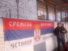 PROŠAO BEZ SANKCIJA: Pripadnik četničkog pokreta iz Srbije sa kokardom na glavi provocirao ispred Memorijalnog centra u Potočarima