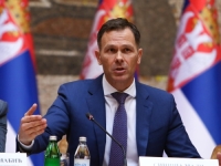 SKANDALOZNO GOSTOVANJE VUČIĆEVOG MINISTRA: Država mu se raspada, a on komentariše koja pevačica bolje izgleda