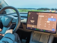 RIJEČ STRUČNJAKA: Da li su ekrani u automobilima opasniji od korišTenja mobilnog telefona?